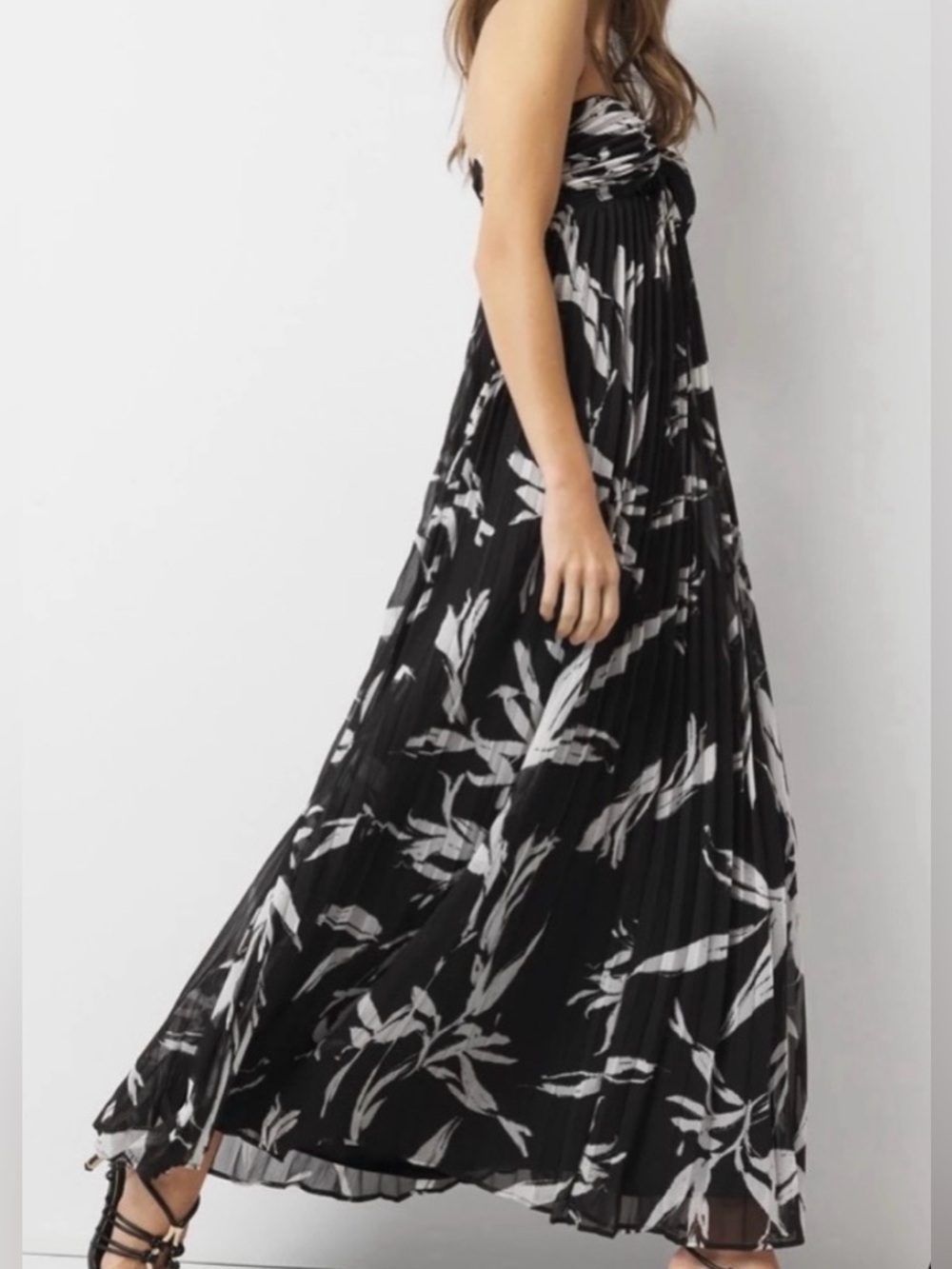 White House Black Market 🆕 Black & White Pleated Halter Maxi Dress size 4 - Picture 3 of 13